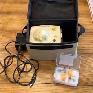 Medela advanced double pump with charging cord